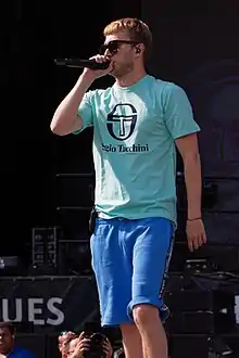 Vald performing live in 2019