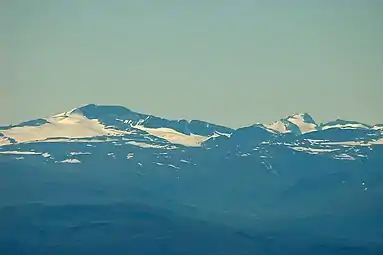 Glittertind (left) seen from Rondeslottet (2,178&nbsp;m) in Rondane.