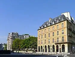 Rue de Harlay seen from Quai de l'Horloge&nbsp;[fr]. In the foreground : Hôtel de Barlay (Maison du Barreau), the building at No. 2. Place Dauphine is behind the trees.