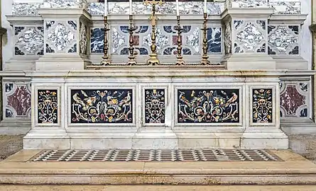 Altar in polychrome stone