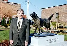 Carnahan and a statue of Jim the Wonder Dog in 1999